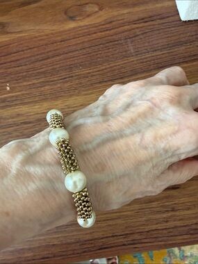 Stretchy Gold Tone Beaded & Pearl Accent Bracelet.